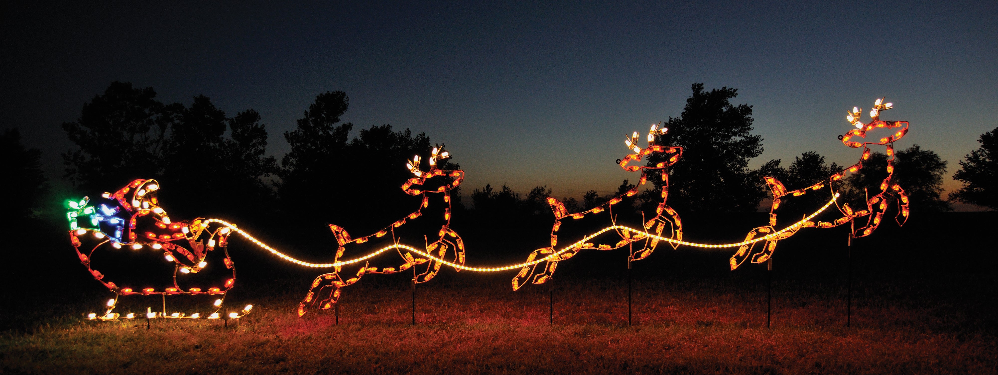 Santa shops on the rooftop wire frame set